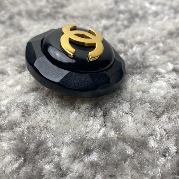 Chanel vintage Fall 1984 resin/metal clip on earring - Picture 11 of 12